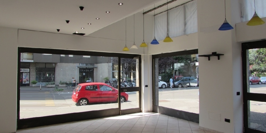Negozio di 2 locali BRESSO di 55 mq