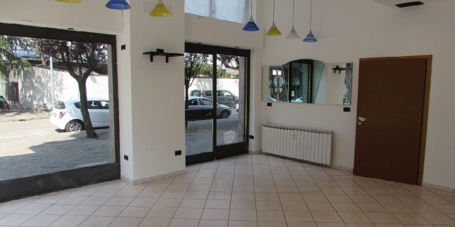 Negozio di 2 locali BRESSO di 55 mq