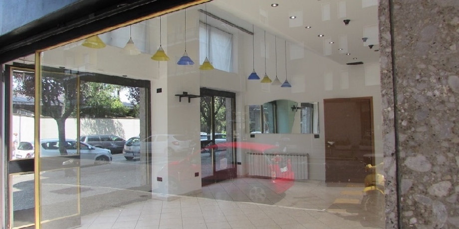 Negozio di 2 locali BRESSO di 55 mq