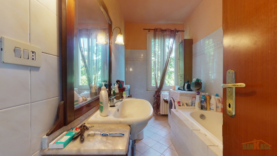 Soluzione semindipendente di 5 locali OLIVA GESSI di 400 mq