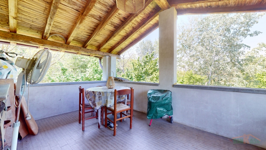 Soluzione semindipendente di 5 locali OLIVA GESSI di 400 mq