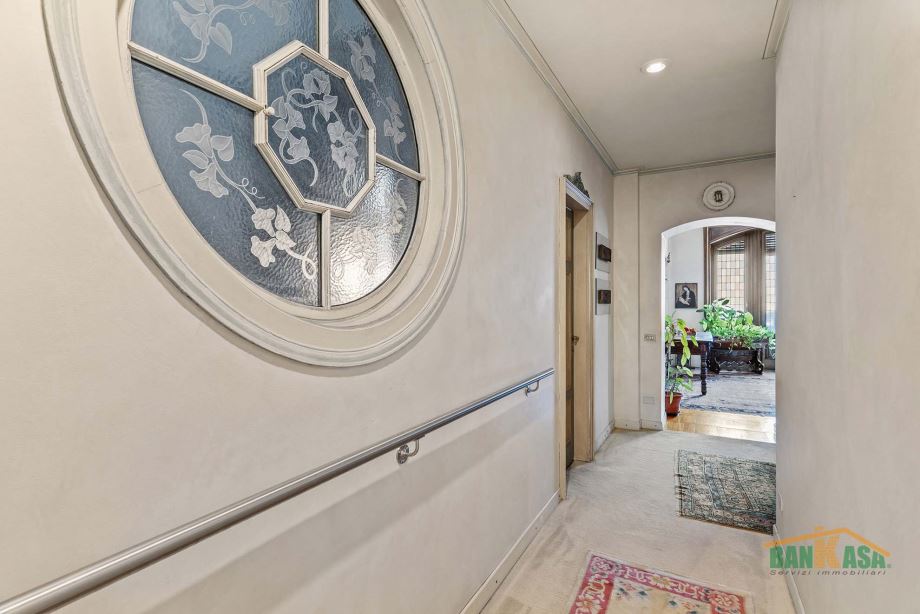 Appartamento in condominio di 6 locali 