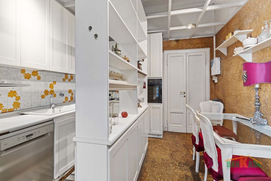 Appartamento in condominio di 6 locali 