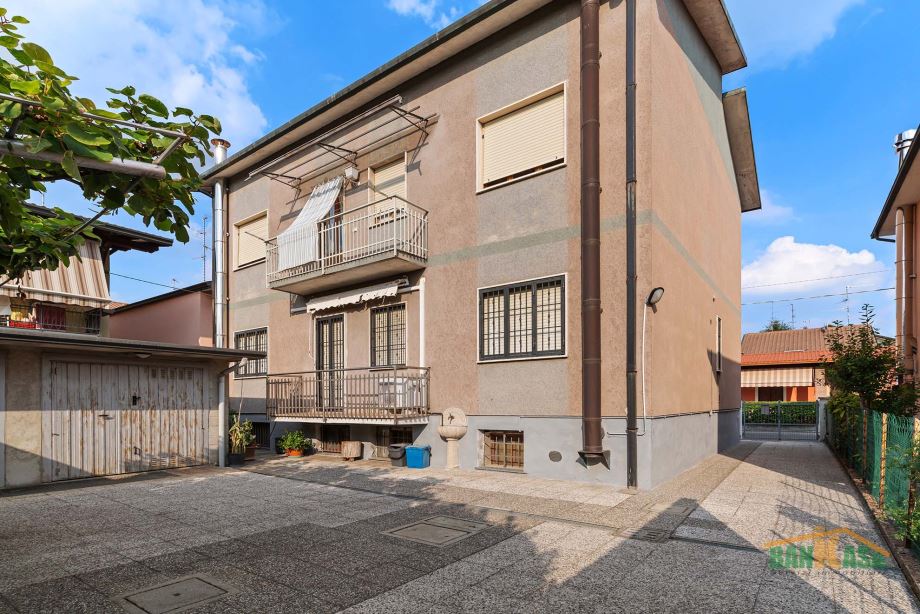 Porzione di villa bifamiliare di 4 locali 